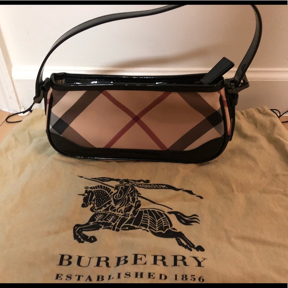 Burberry small bag! Paten leather handle.